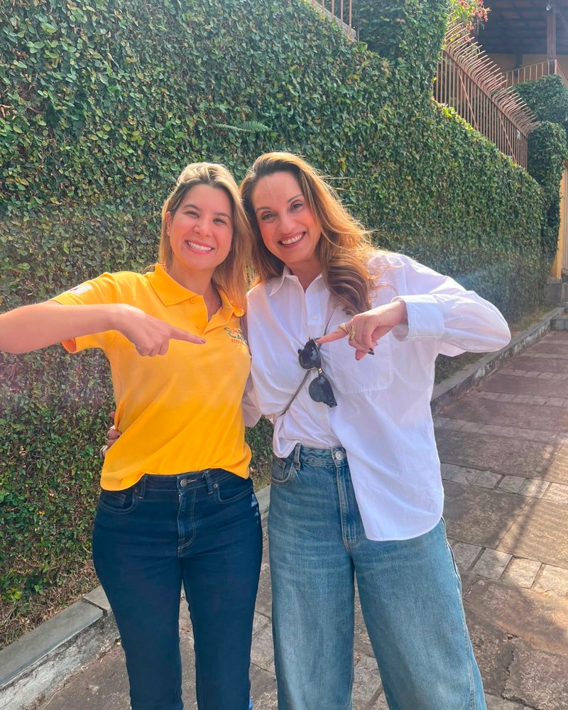 Carol Gilberti ao lado de uma apoiadora, na rua