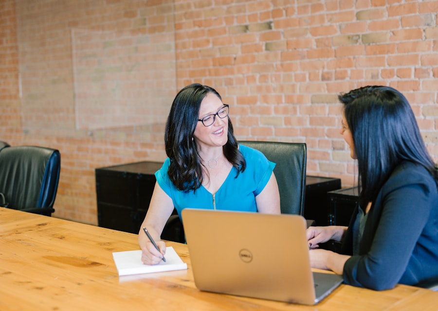 Duas mulheres em reunião de trabalho